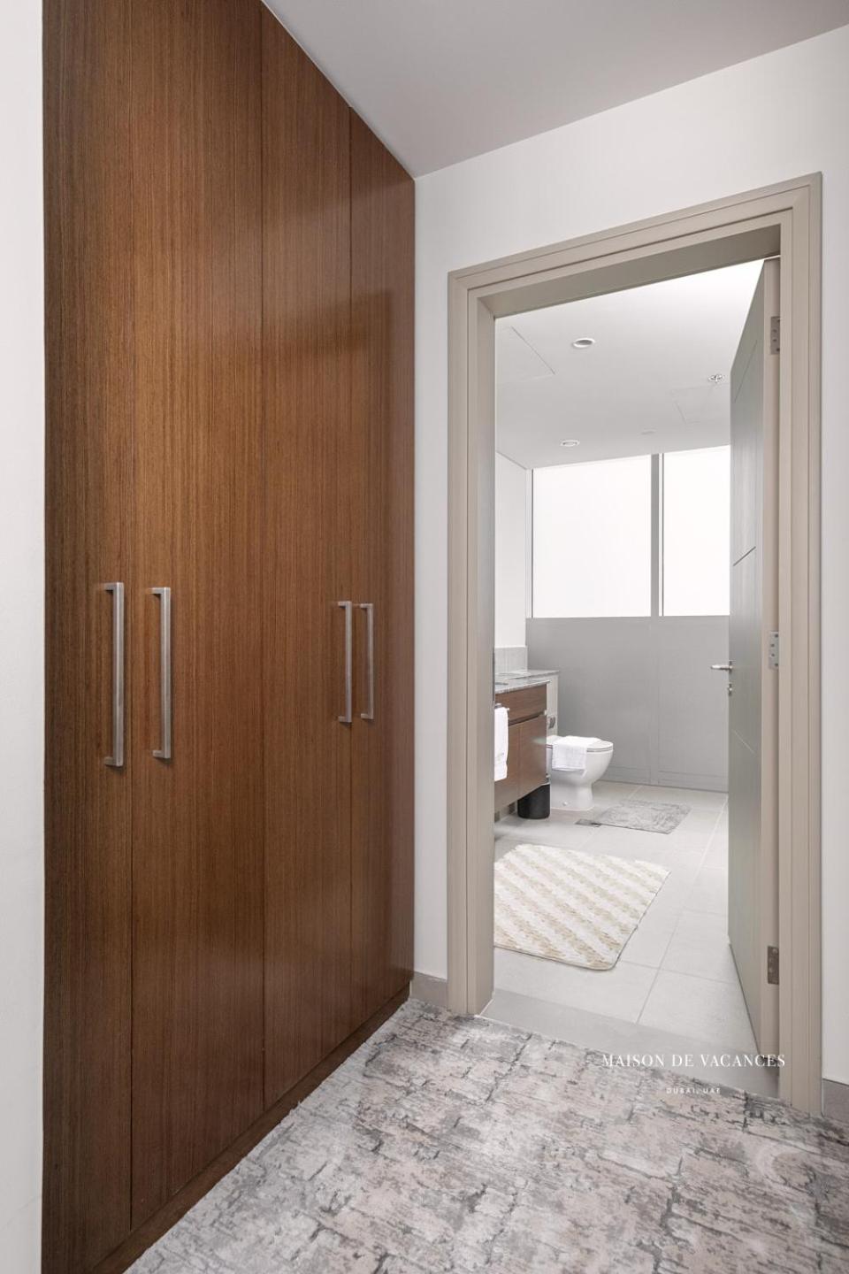 Three Bedroom In Downtown With Burj Khalifa View Apartment
