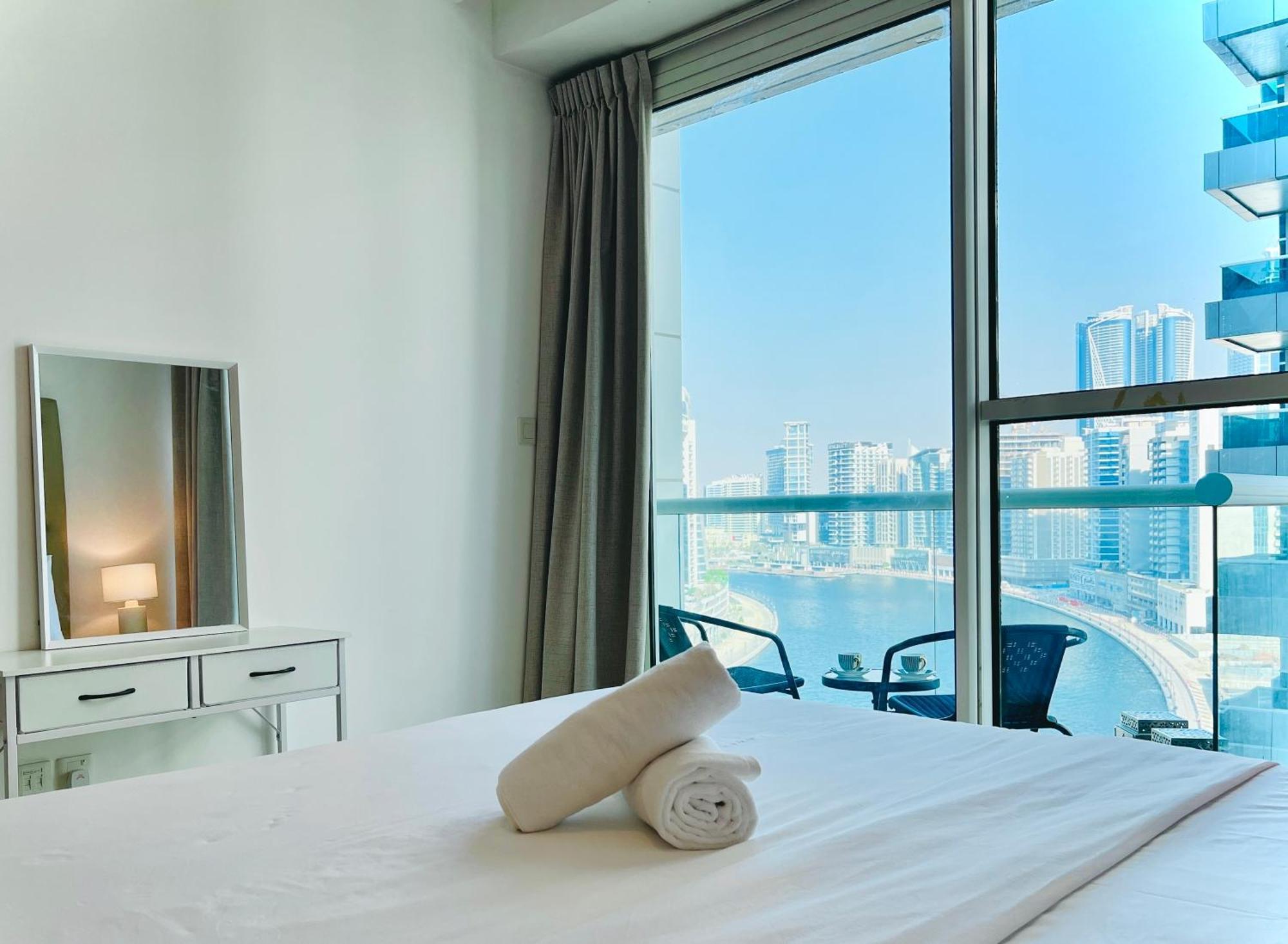 Modern 1bhk Unit With Canal View Dubai