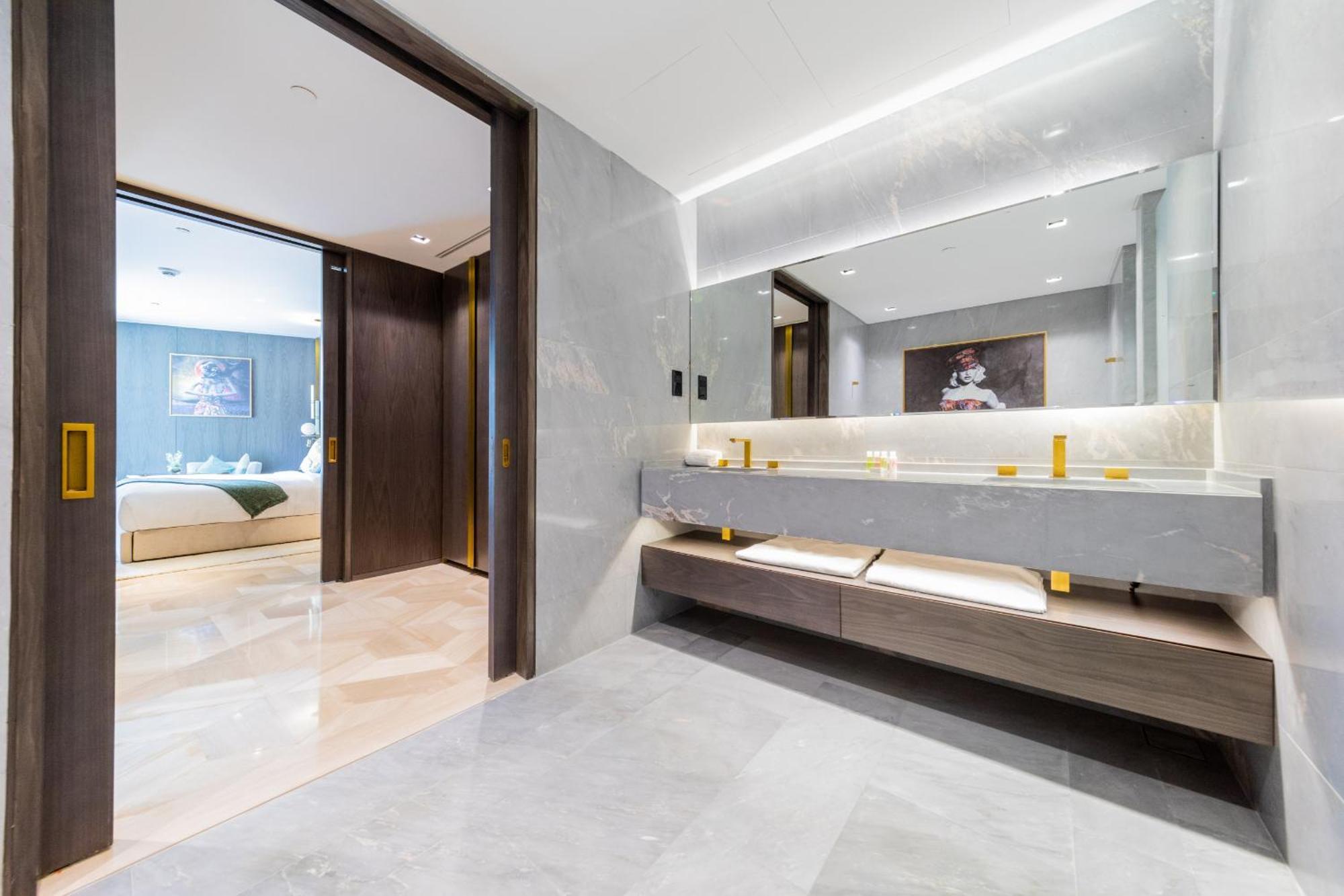 Superluxury In Five Palm, Pool & Access Dubai