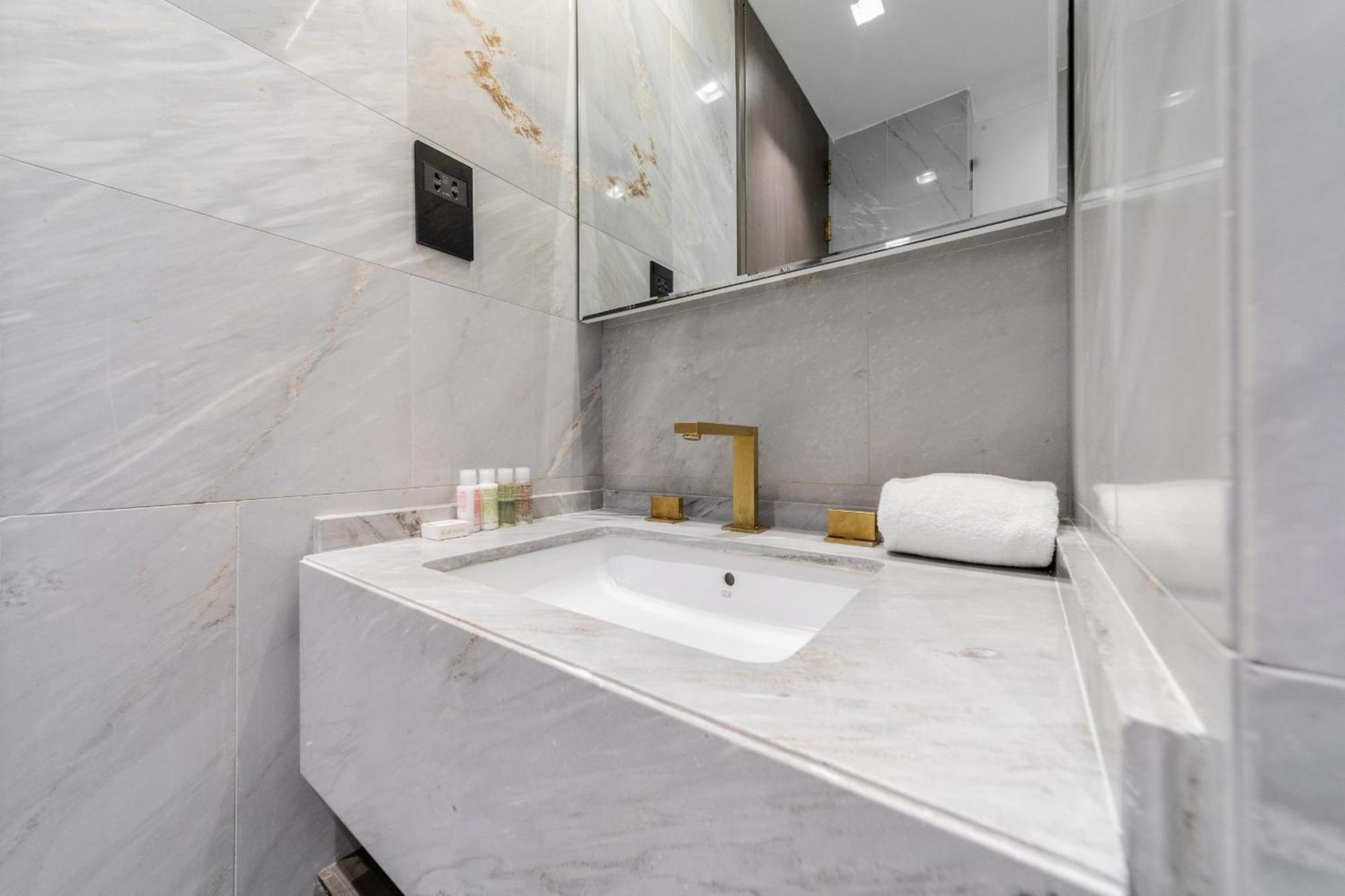 Superluxury In Five Palm, Pool & Access