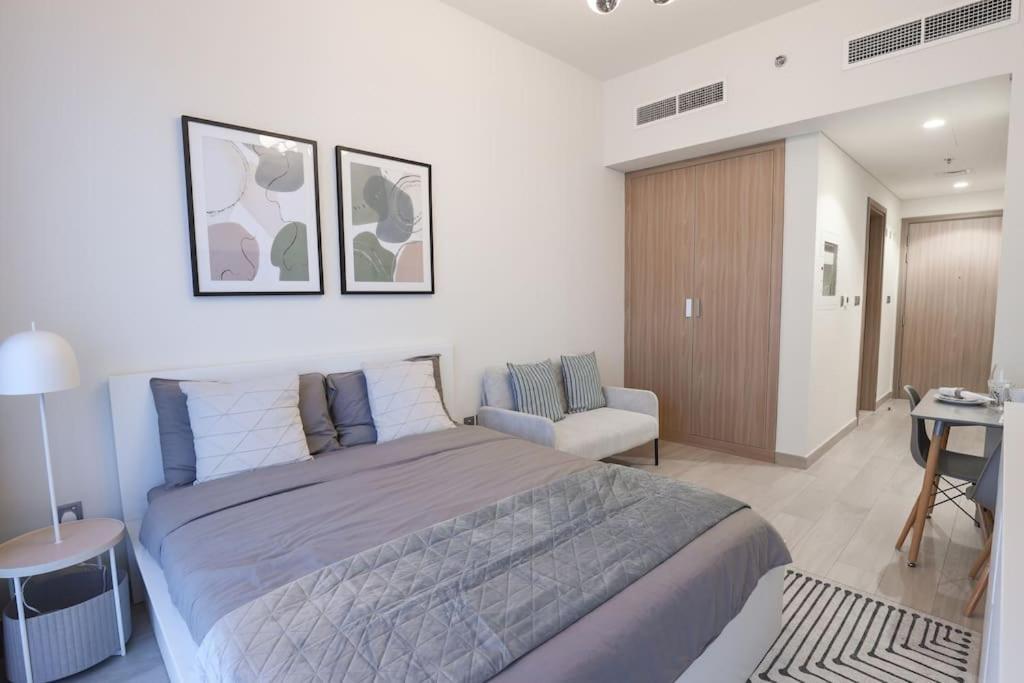 Bright & Modern In Azizi Riviera *