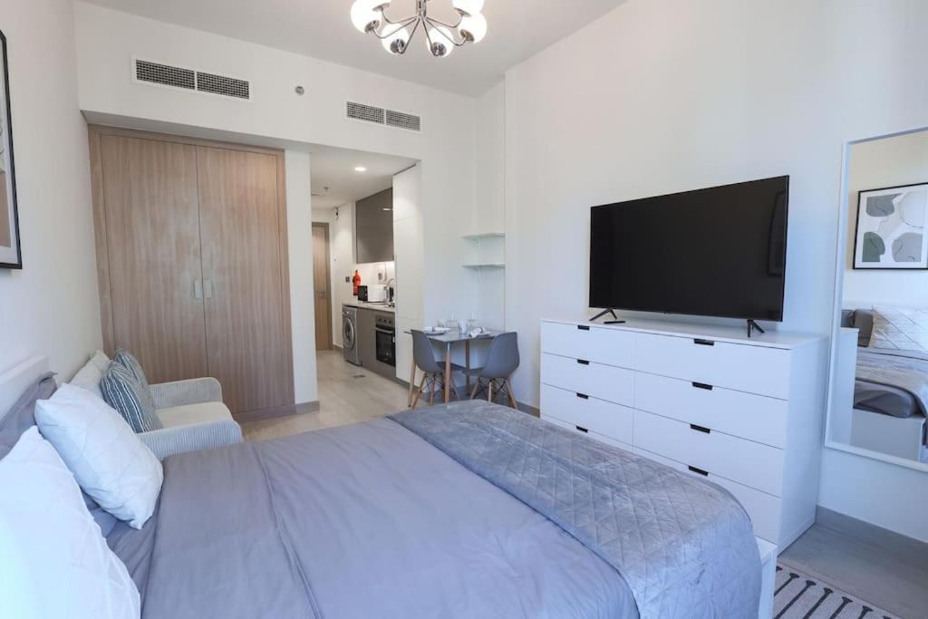 Bright & Modern In Azizi Riviera Dubai