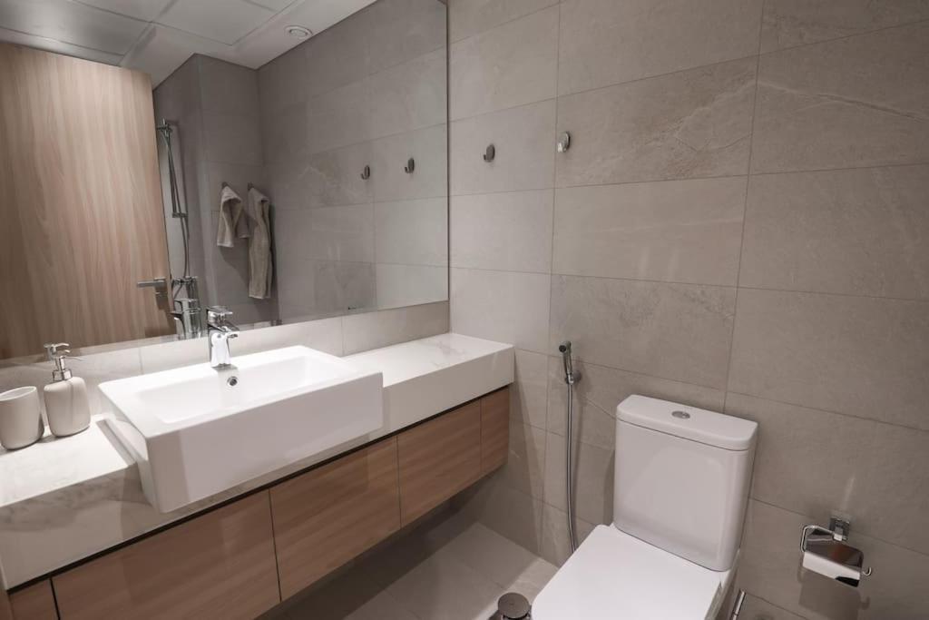 Apartment Bright & Modern In Azizi Riviera