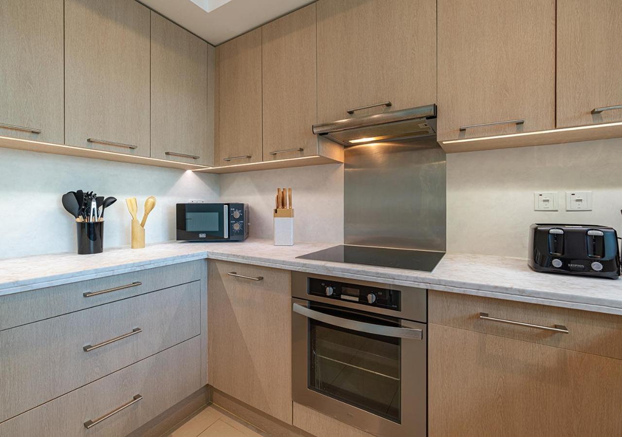 Luxurious 2-bedroom In Downtown With Burj Khalifa View Apartment Dubai
