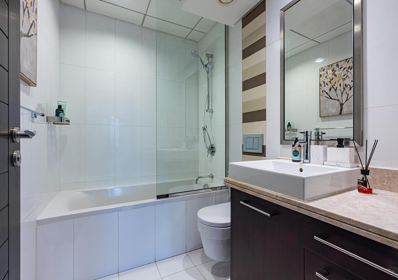 Luxurious 2-bedroom In Downtown With Burj Khalifa View *