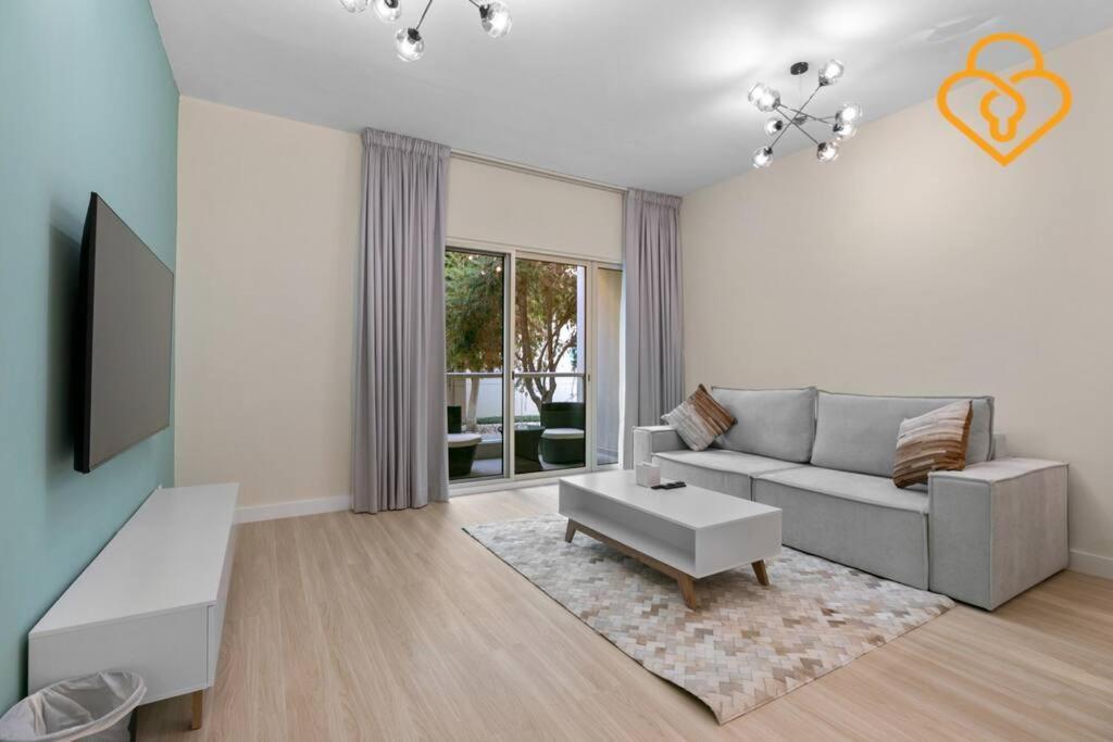 Prime Location, Great Value 1 Bedroom Near Moe, Greens Apartment *