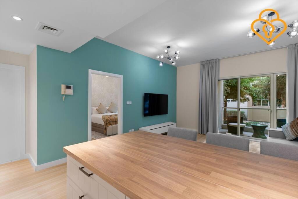 Prime Location, Great Value 1 Bedroom Near Moe, Greens Apartment