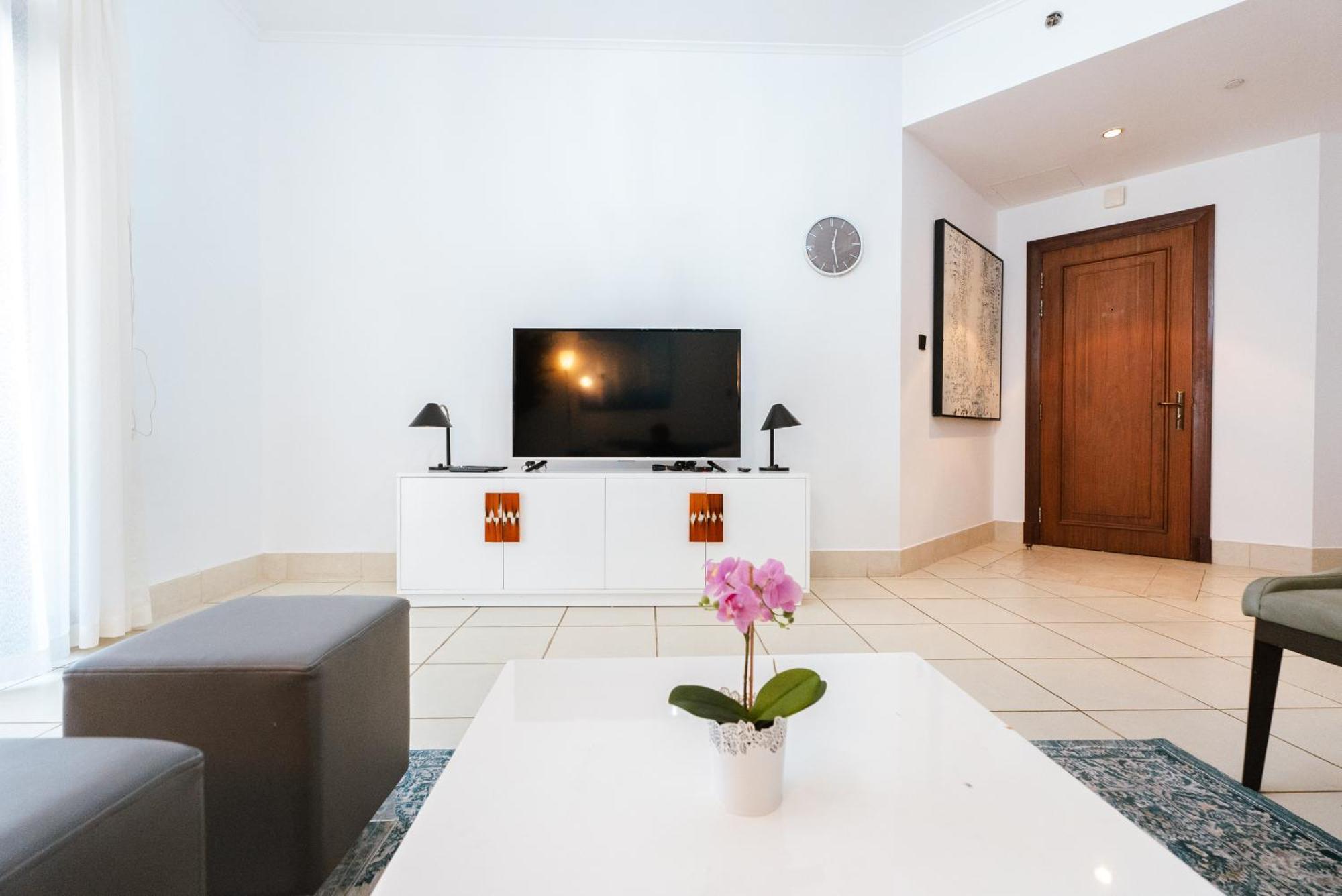 Elegant 2br In Yansoon 3 With Burj Khalifa Views Apartment