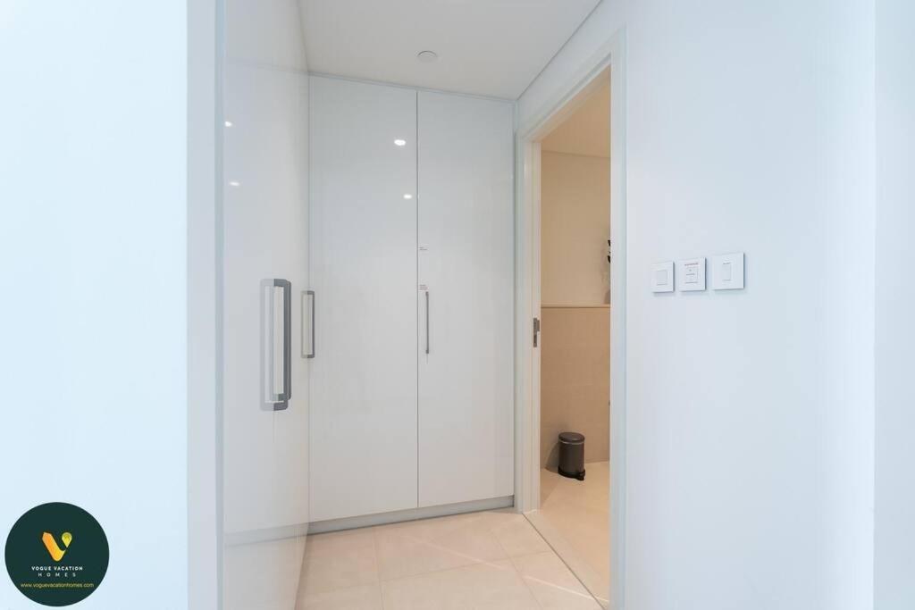 Downtown Views Ii - Vogue Luxurious Two-bedroom With Balcony And Full Burj Khalifa, Opposite Mall Skybridge Apartment *