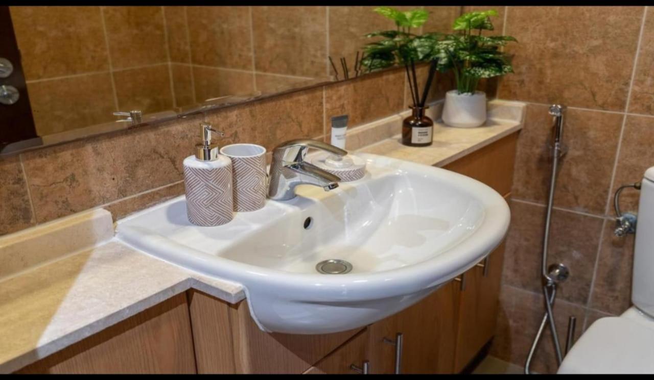 Hamilton Residence - Premium 1Br Best Canal View - Business Bay Apartment *