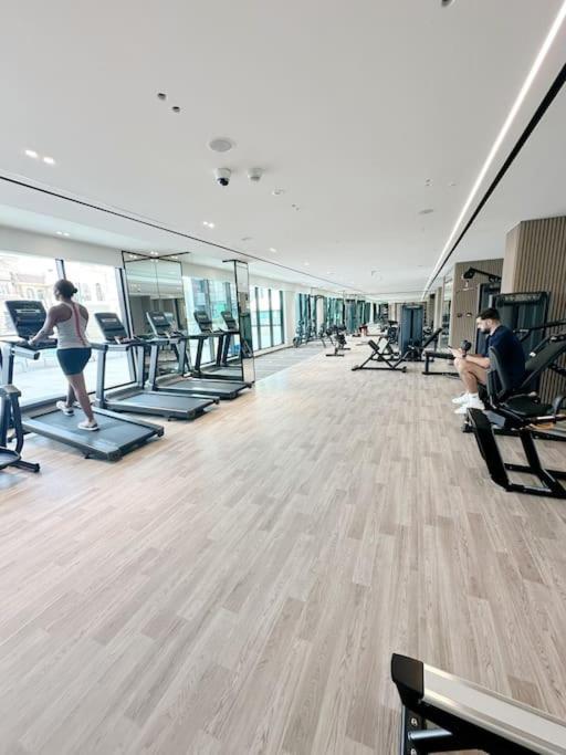 Apartment Luxury Apartment, Prime Location New And Stylish *