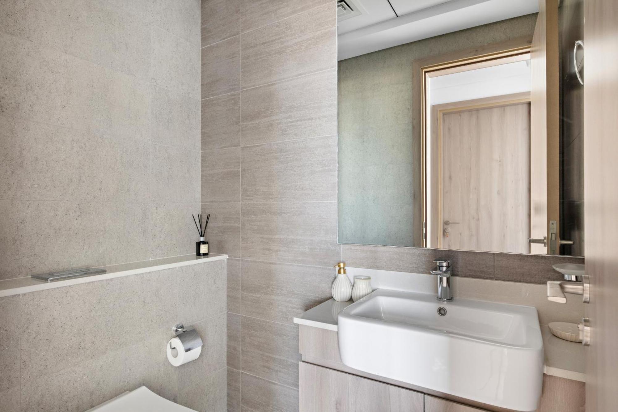 Vayk - Large 1-bedroom Close To The Hospital And Hills Mall Dubai