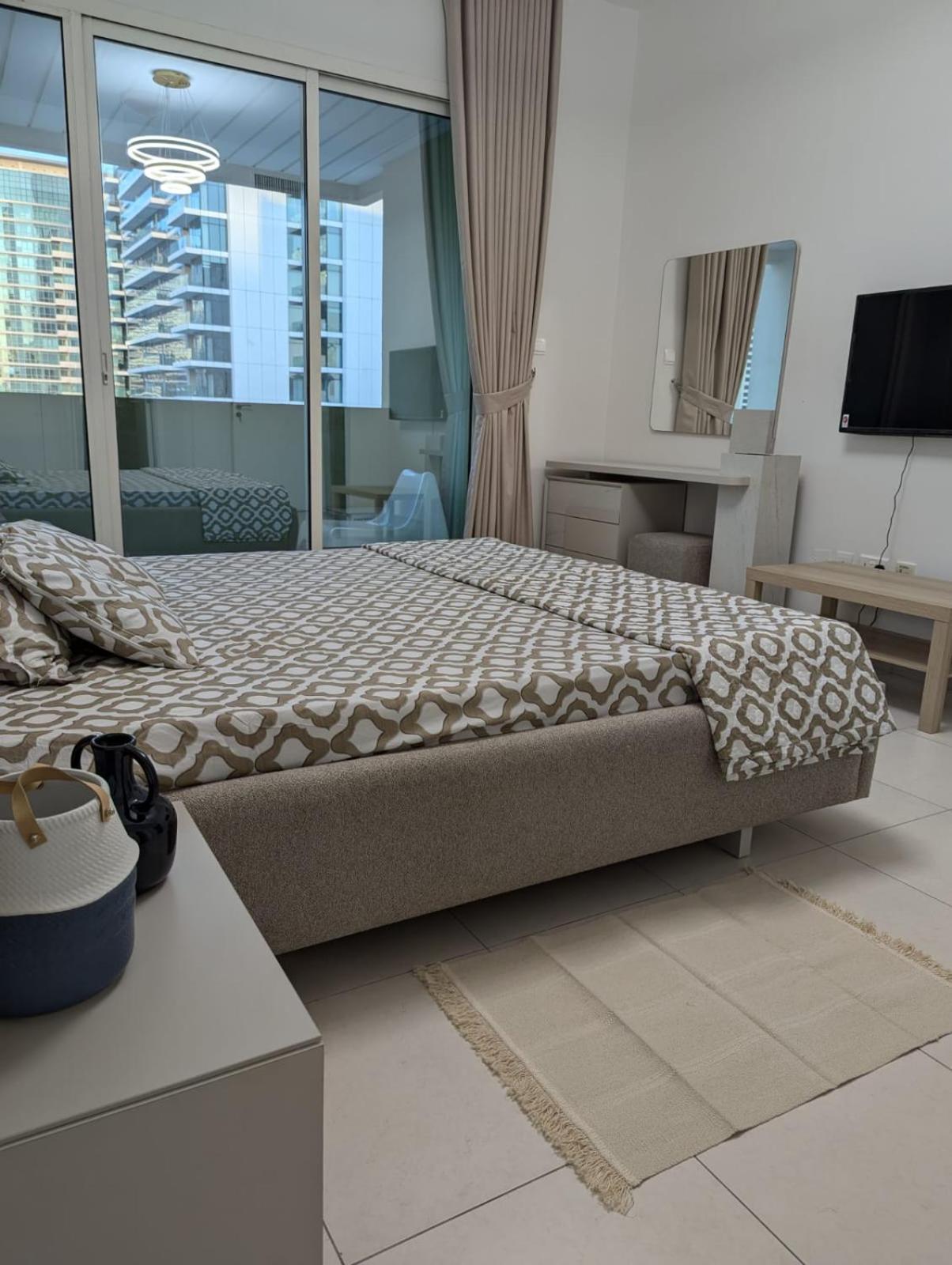 Stunning 2br With Full Marina View Apartment *