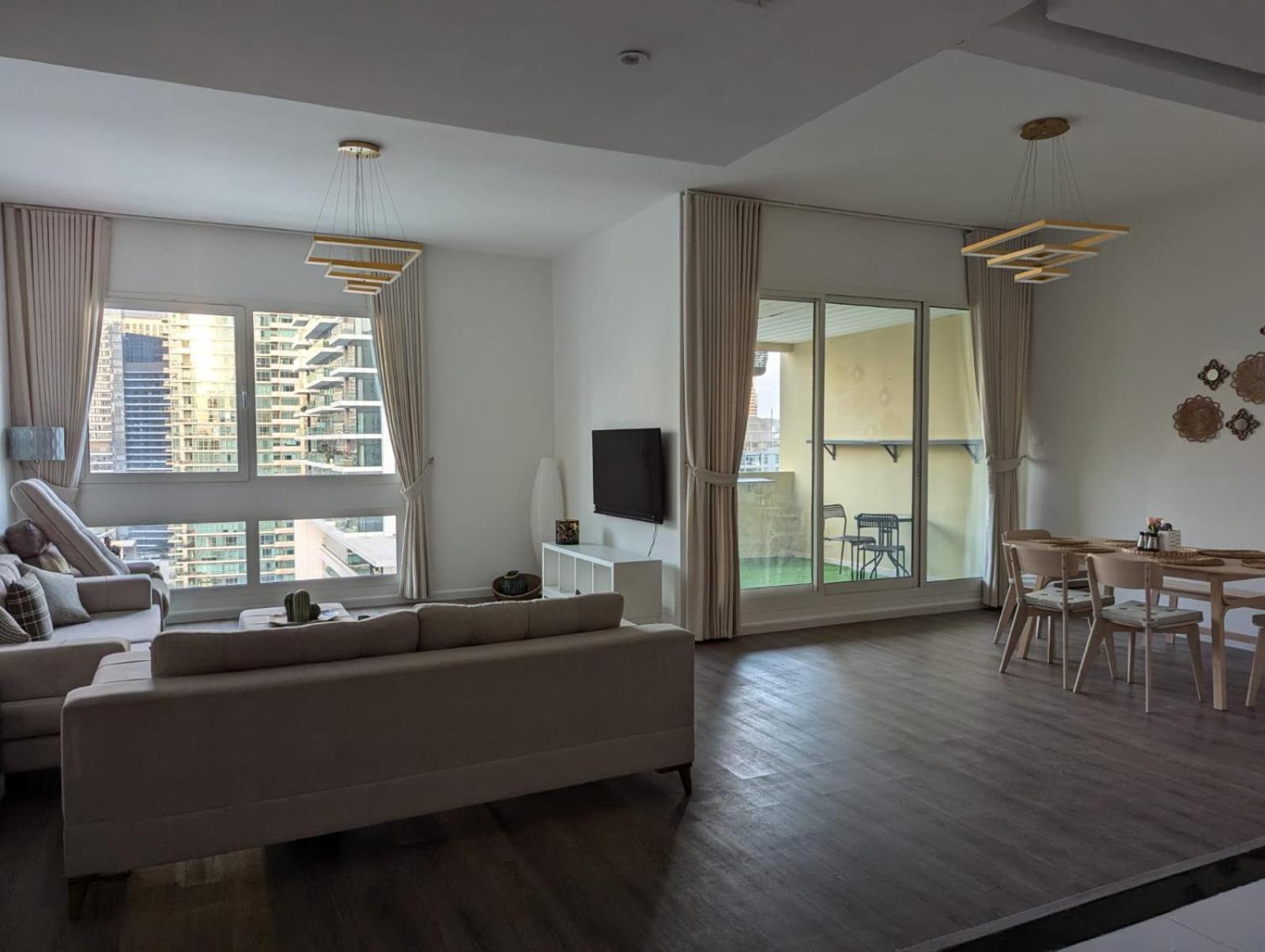 Stunning 2br With Full Marina View Apartment *