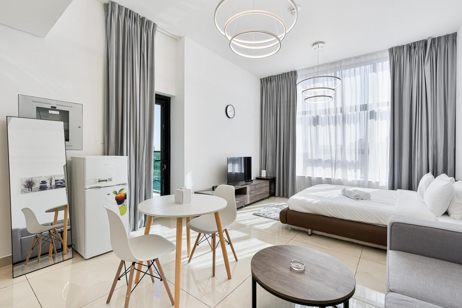Apartment Lovely With Pool And Gym