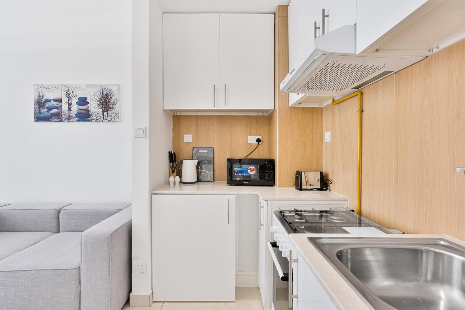 Lovely With Pool And Gym Apartment Dubai