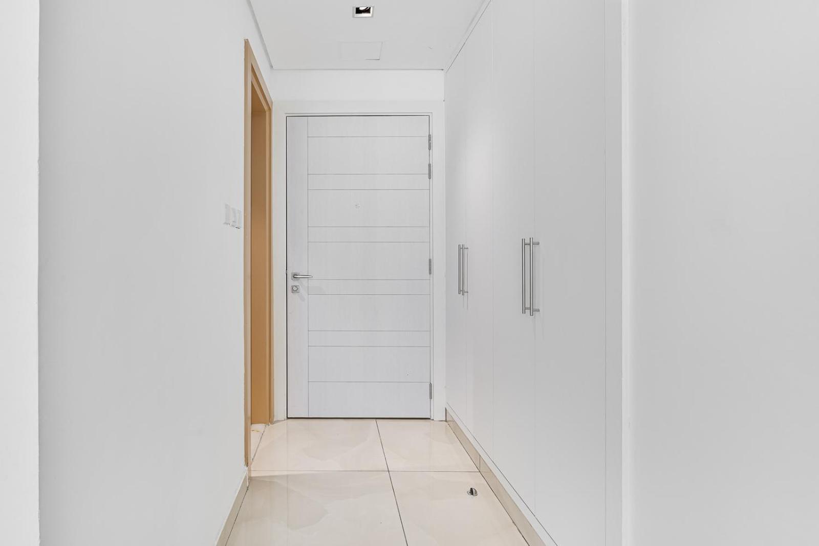 Apartment Lovely With Pool And Gym