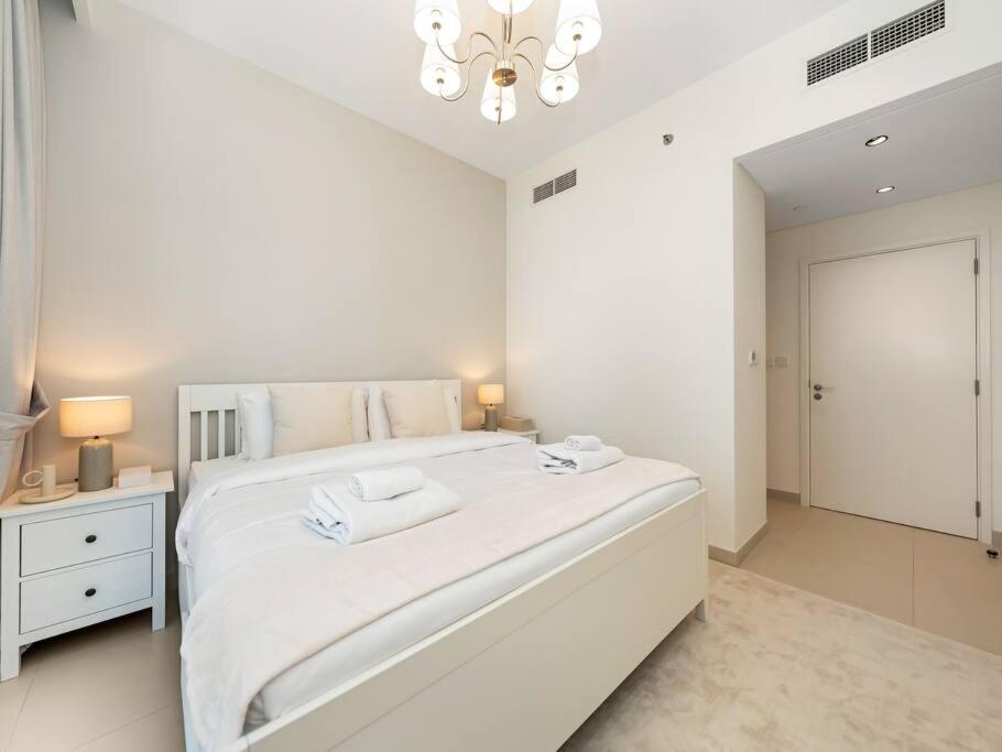 Modern High Rise 2br With Burj Khalifa Views, Steps From Opera And Near Mall