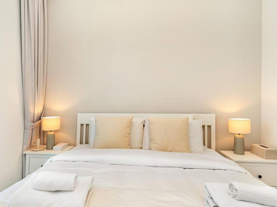 Modern High Rise 2br With Burj Khalifa Views, Steps From Opera And Near Mall *