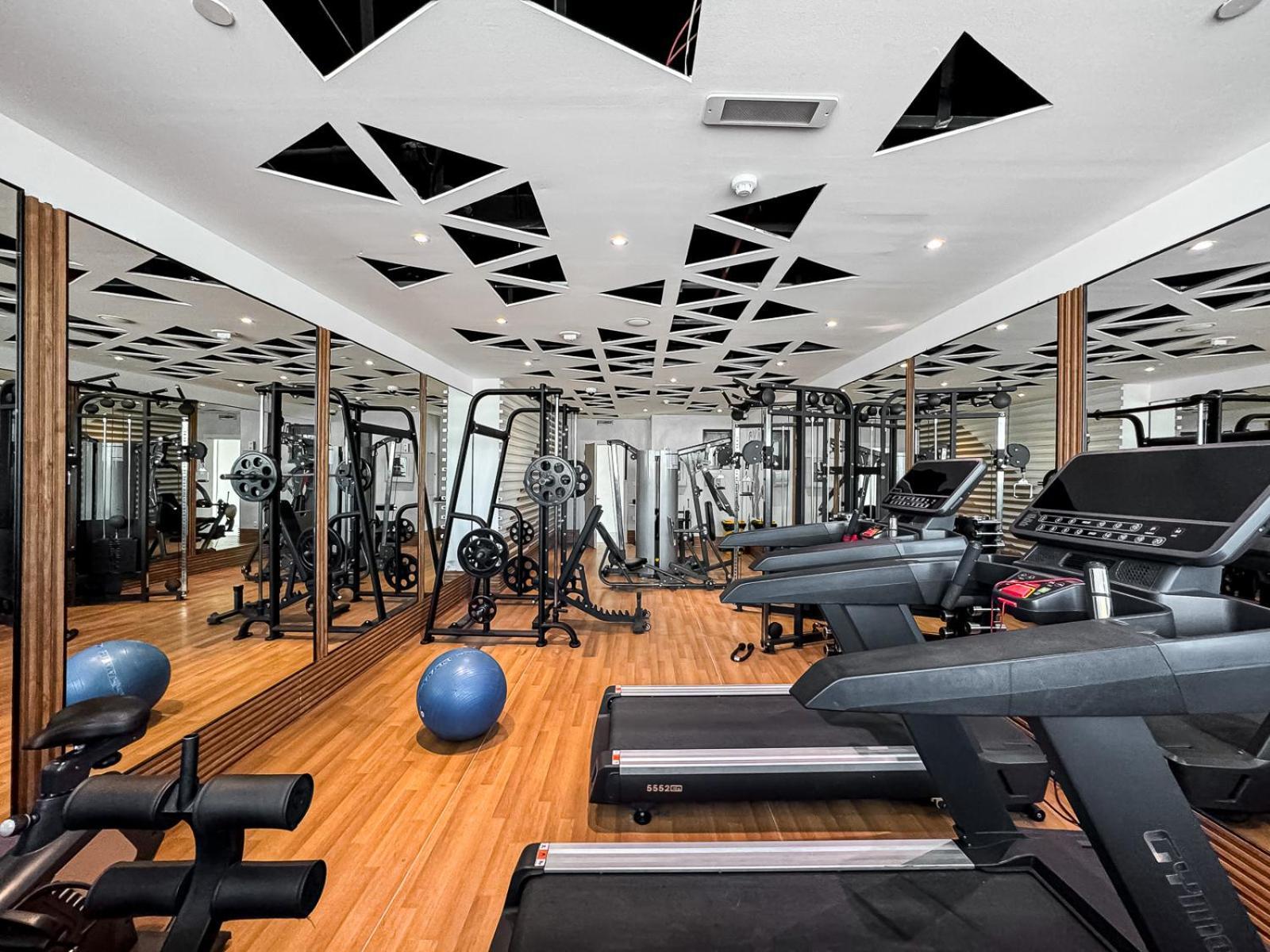 Lovely With Pool And Gym *