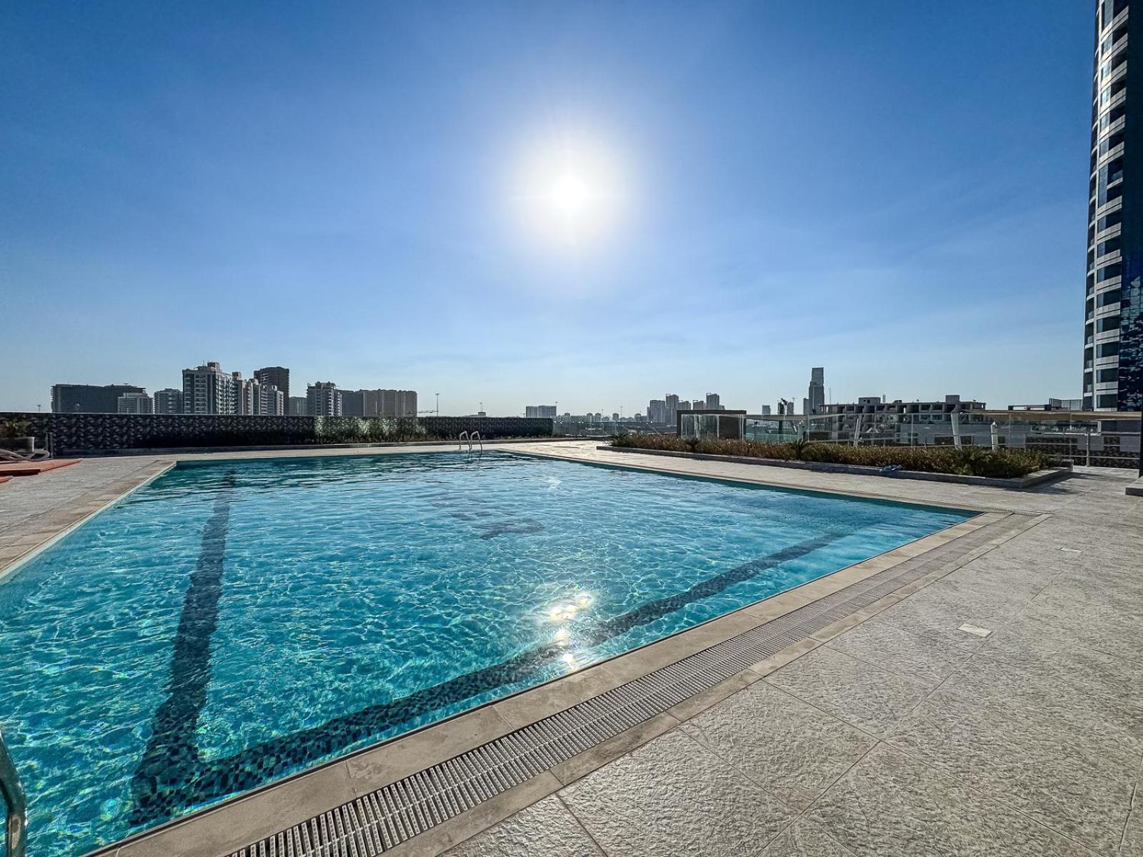 Lovely With Pool And Gym Apartment Dubai
