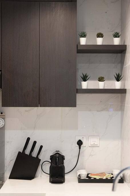 Chic 2 Bed Near Trade Centre With 5 Star Amenities Dubai