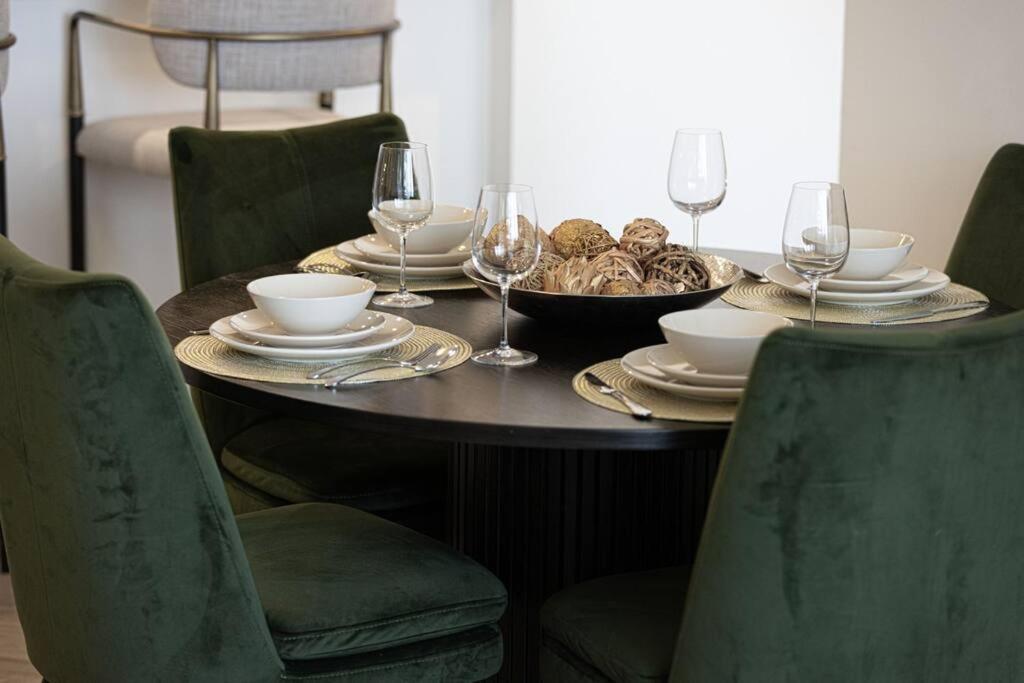 Chic 2 Bed Near Trade Centre With 5 Star Amenities Apartment *