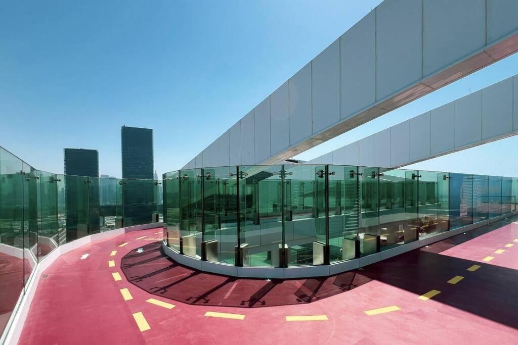 Chic 2 Bed Near Trade Centre With 5 Star Amenities