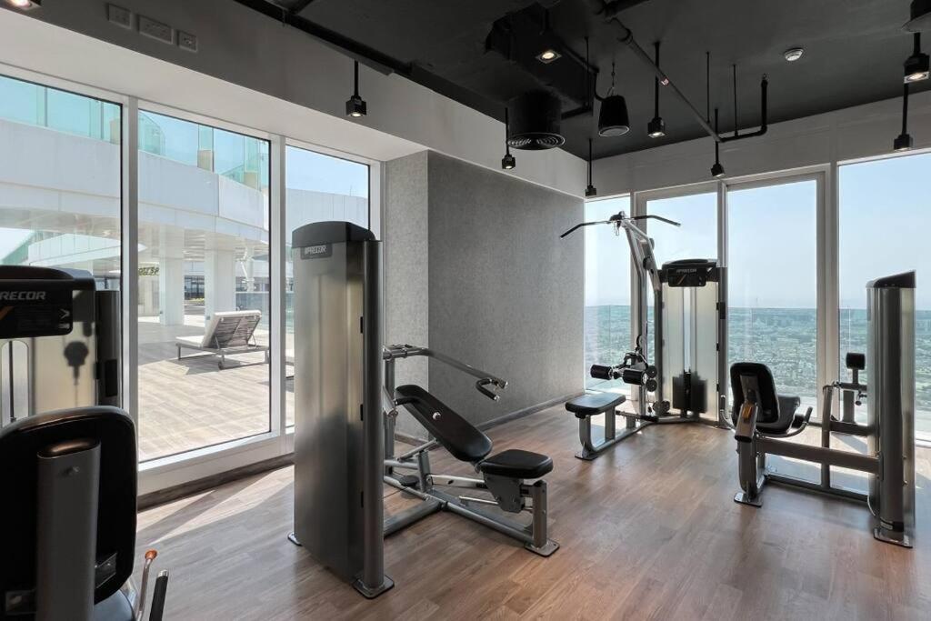 Chic 2 Bed Near Trade Centre With 5 Star Amenities Apartment