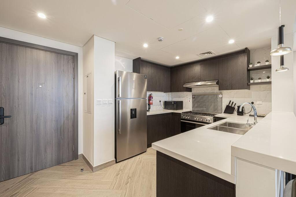 Chic 2 Bed Near Trade Centre With 5 Star Amenities Dubai