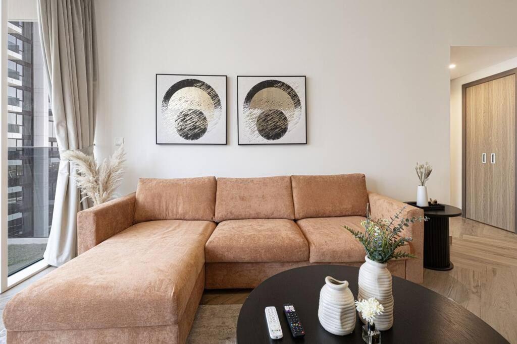 Apartment Chic 2 Bed Near Trade Centre With 5 Star Amenities