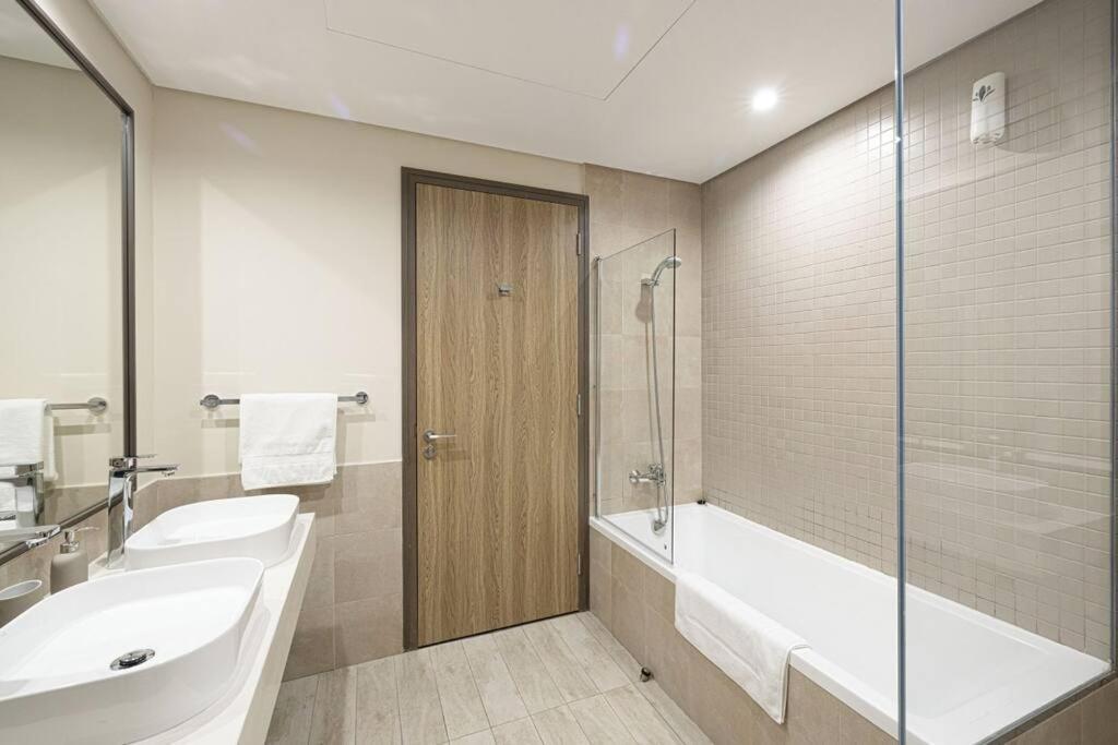 Chic 2 Bed Near Trade Centre With 5 Star Amenities *