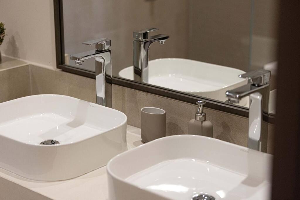 Chic 2 Bed Near Trade Centre With 5 Star Amenities Apartment
