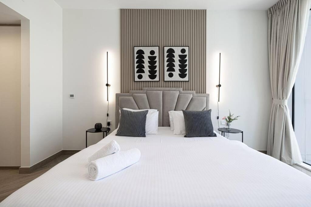 Chic 2 Bed Near Trade Centre With 5 Star Amenities Apartment