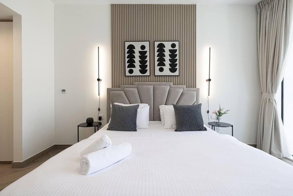 Apartment Chic 2 Bed Near Trade Centre With 5 Star Amenities