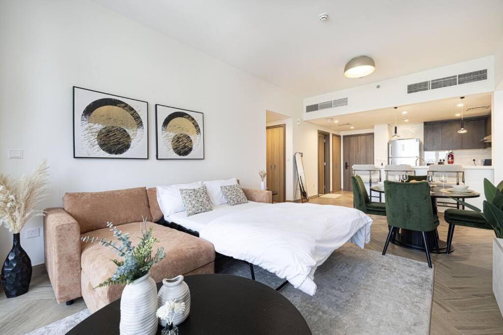 Chic 2 Bed Near Trade Centre With 5 Star Amenities