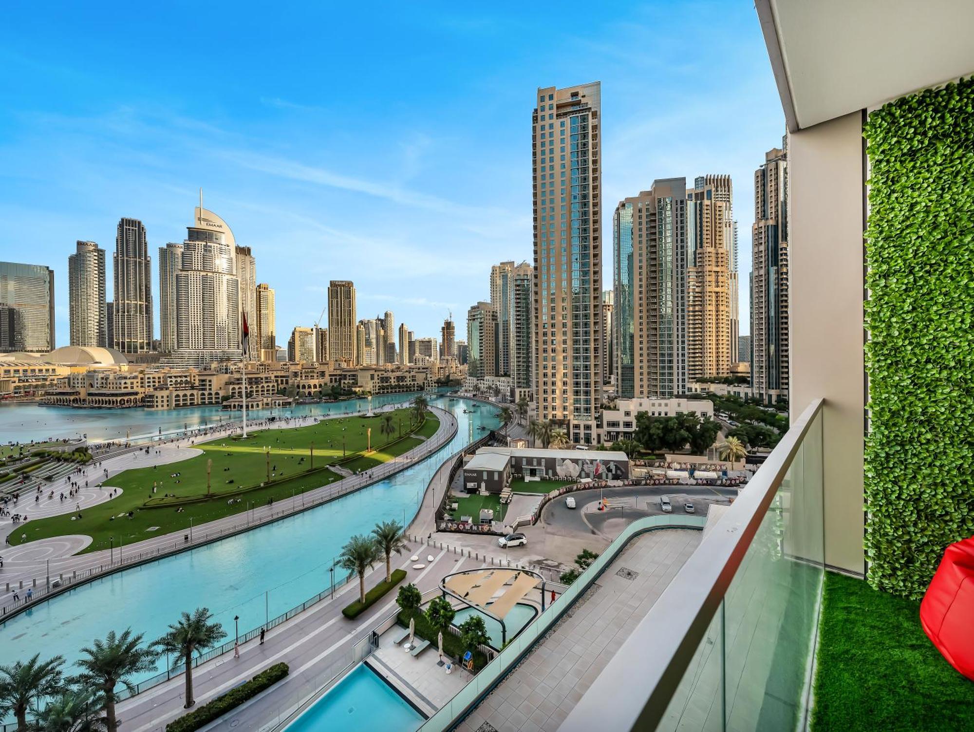 Luxury Two Bedroom With Balcony, Full Burj Khalifa & Fountain Views By Delujo Apartment *