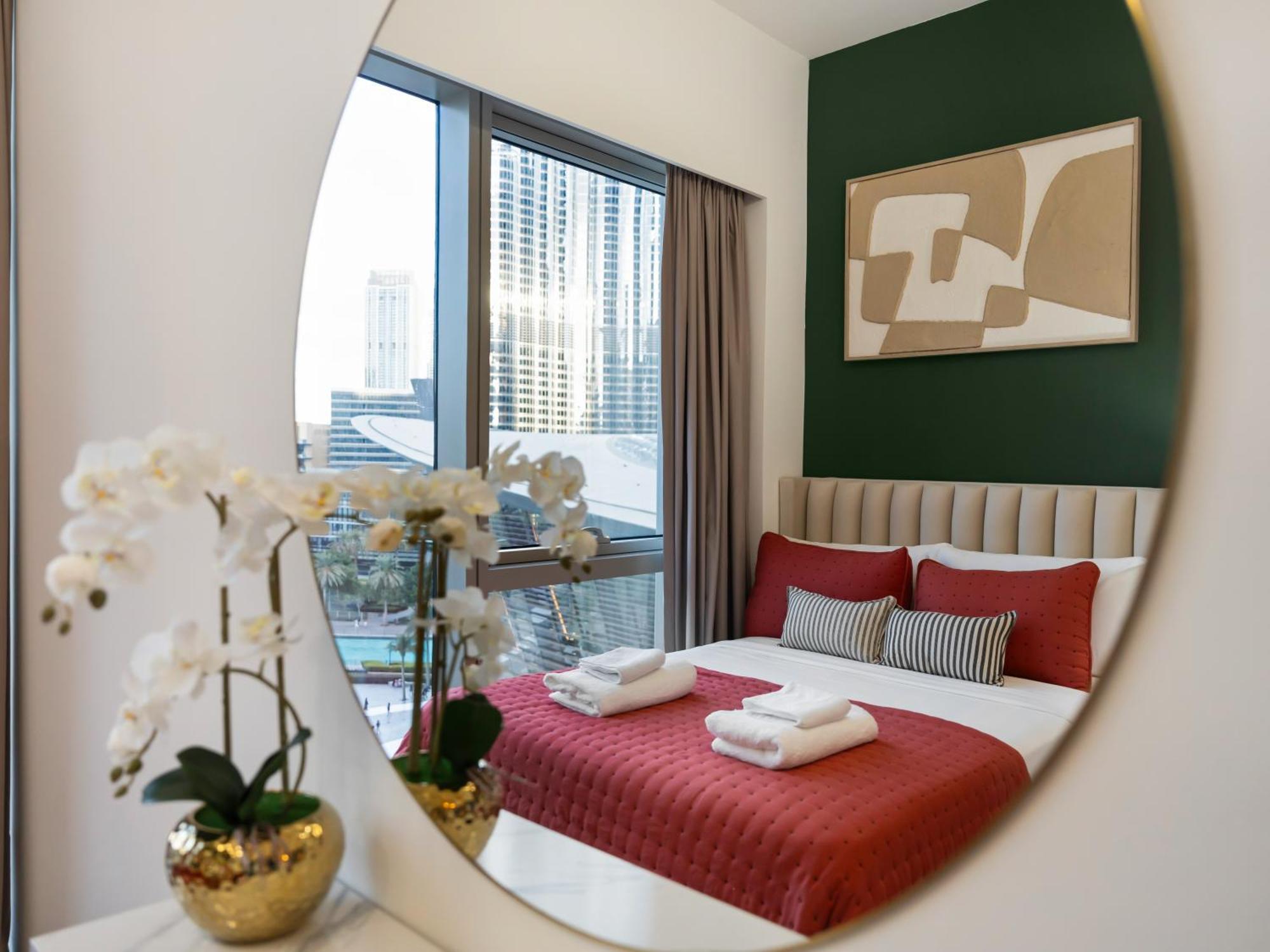Luxury Two Bedroom With Balcony, Full Burj Khalifa & Fountain Views By Delujo Apartment *