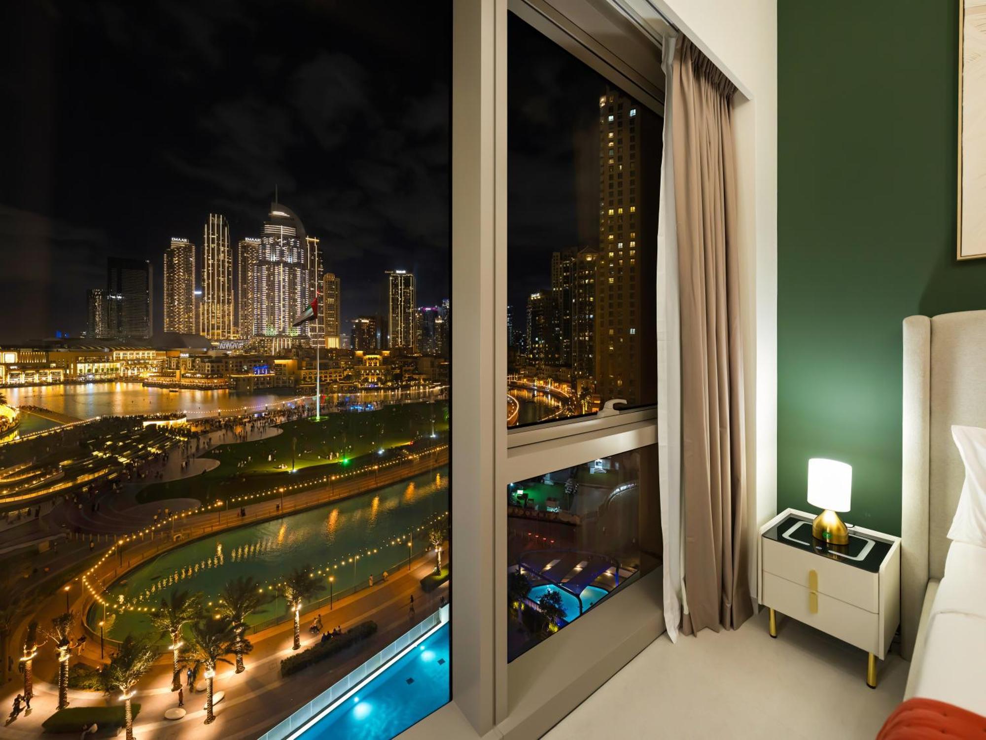 Luxury Two Bedroom With Balcony, Full Burj Khalifa & Fountain Views By Delujo * Dubai