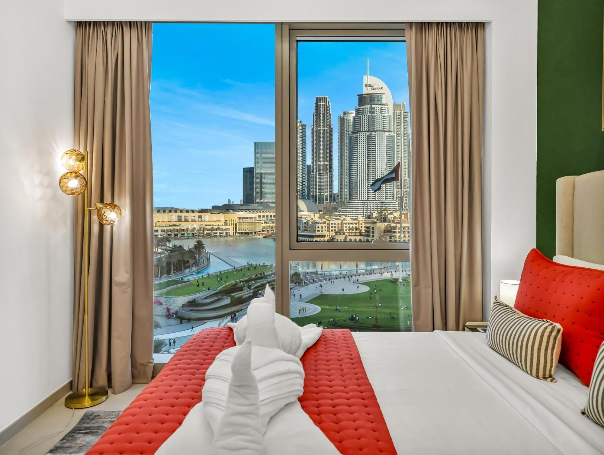Luxury Two Bedroom With Balcony, Full Burj Khalifa & Fountain Views By Delujo Dubai
