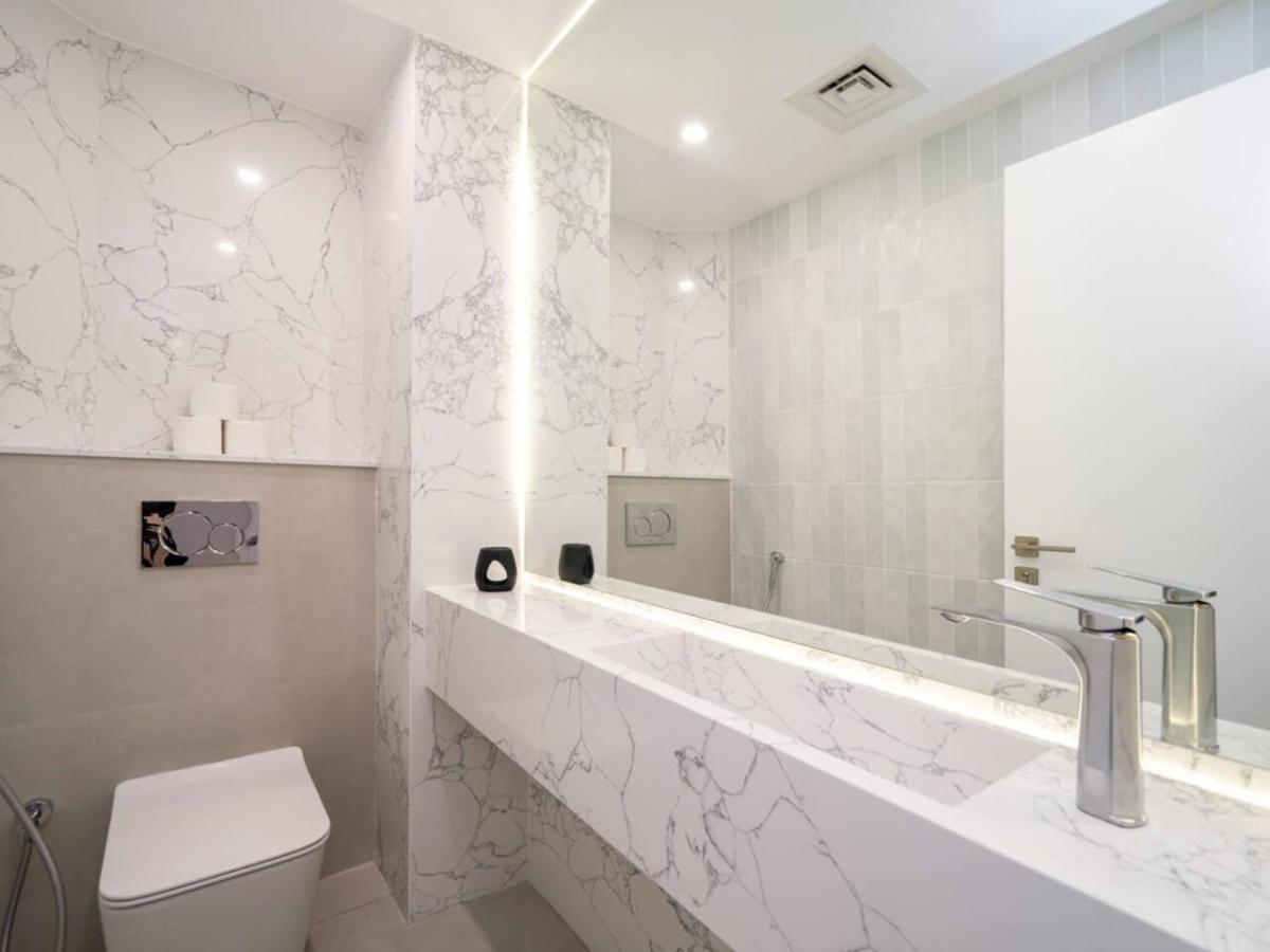 Luxurious Fully Upgraded Palm Jumeirah 2-bed