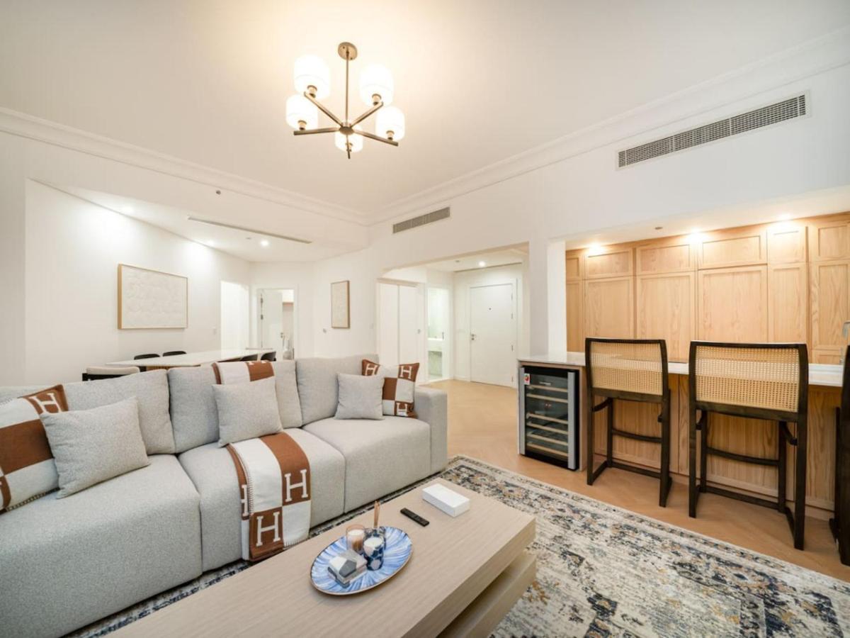 Luxurious Fully Upgraded Palm Jumeirah 2-bed Apartment Dubai