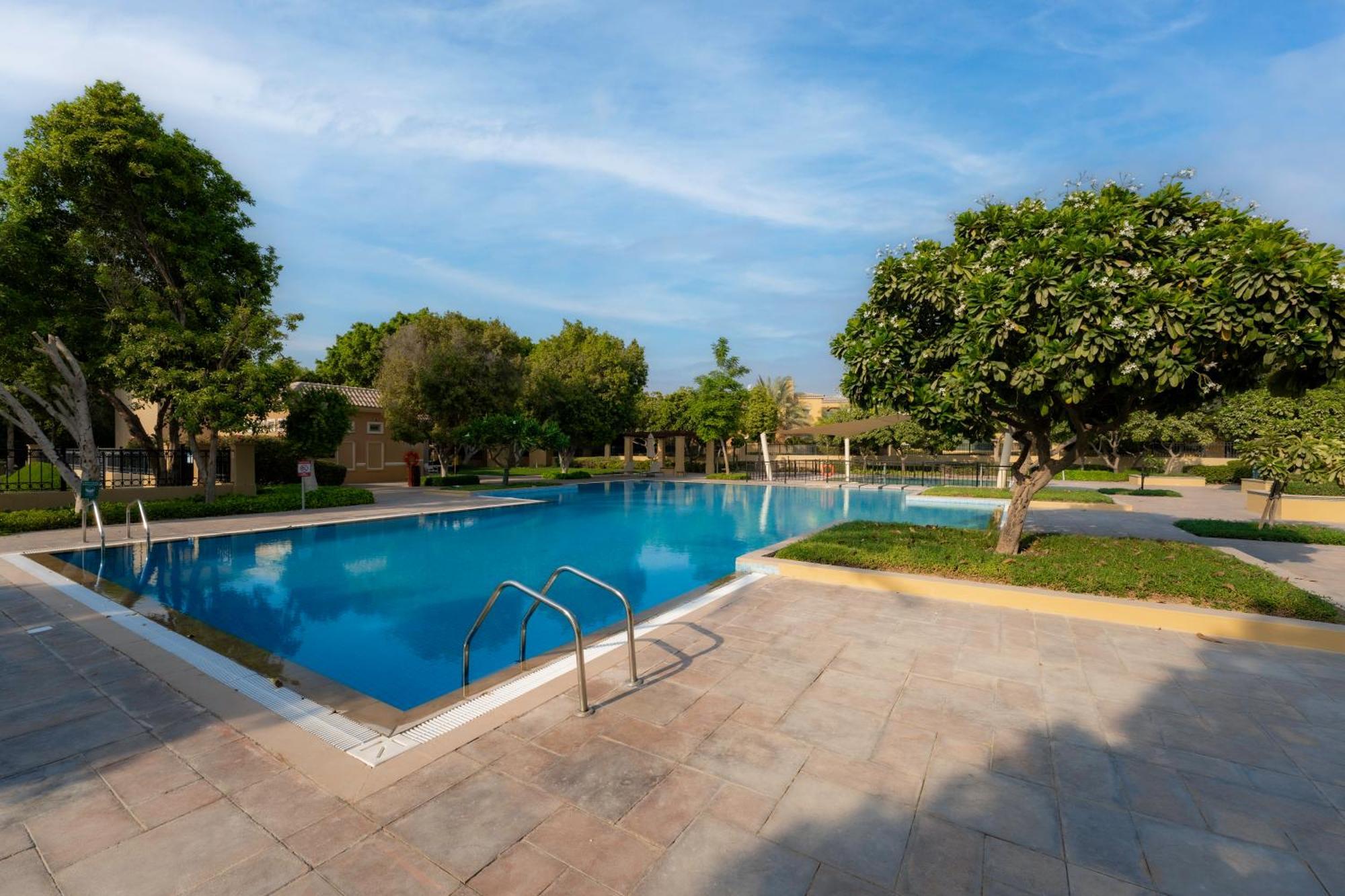 Luxury In Ranches 1, On Pool And Park * Dubai