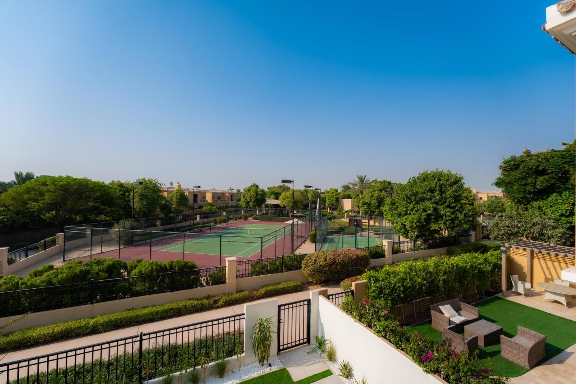 Luxury In Ranches 1, On Pool And Park Dubai