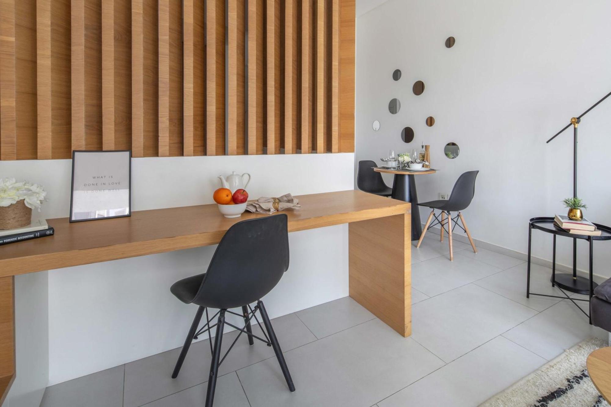 Frank Porter - Marquise Square Tower Apartment *
