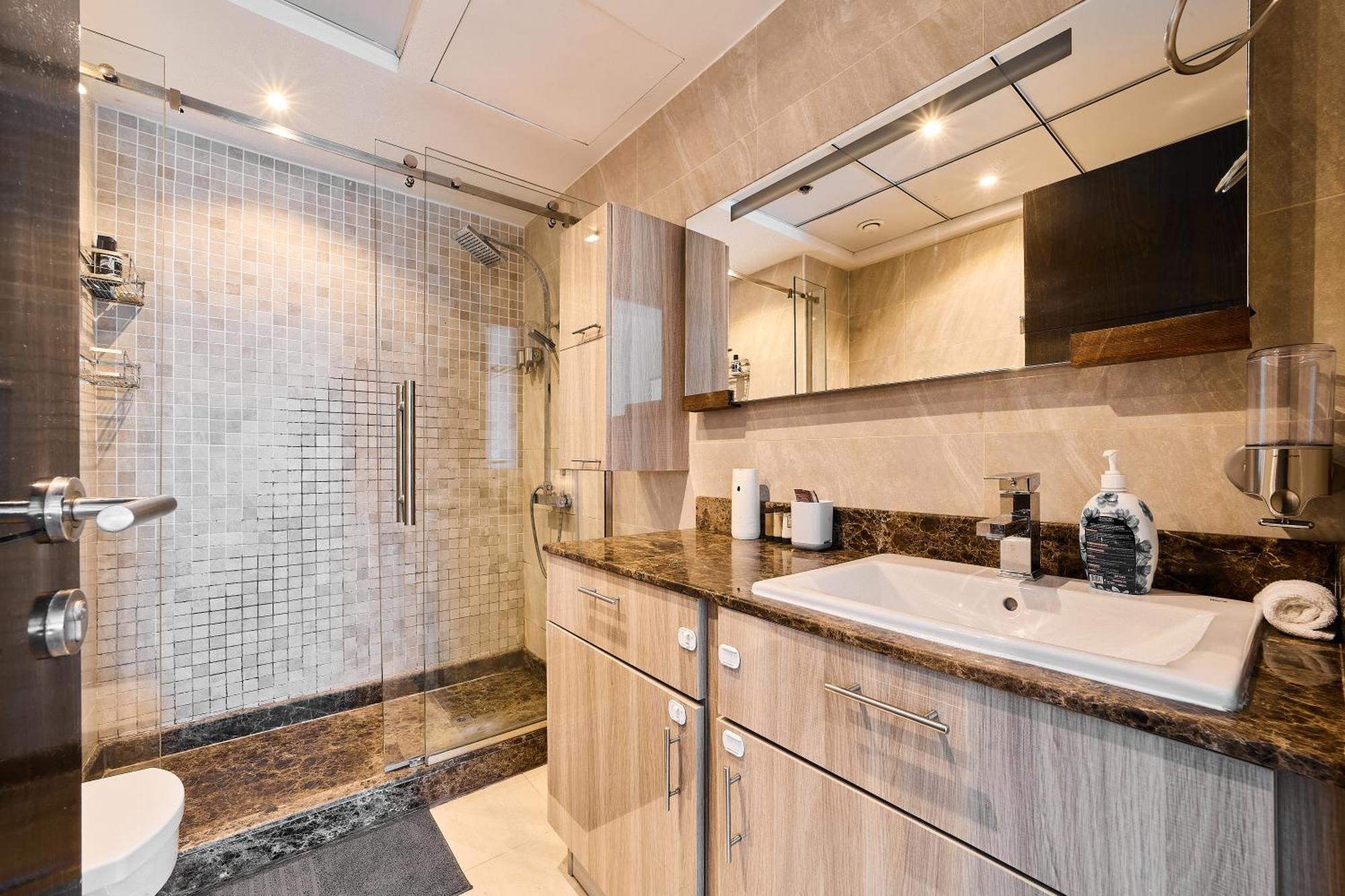 Spacious 2br In Vibrant Marina