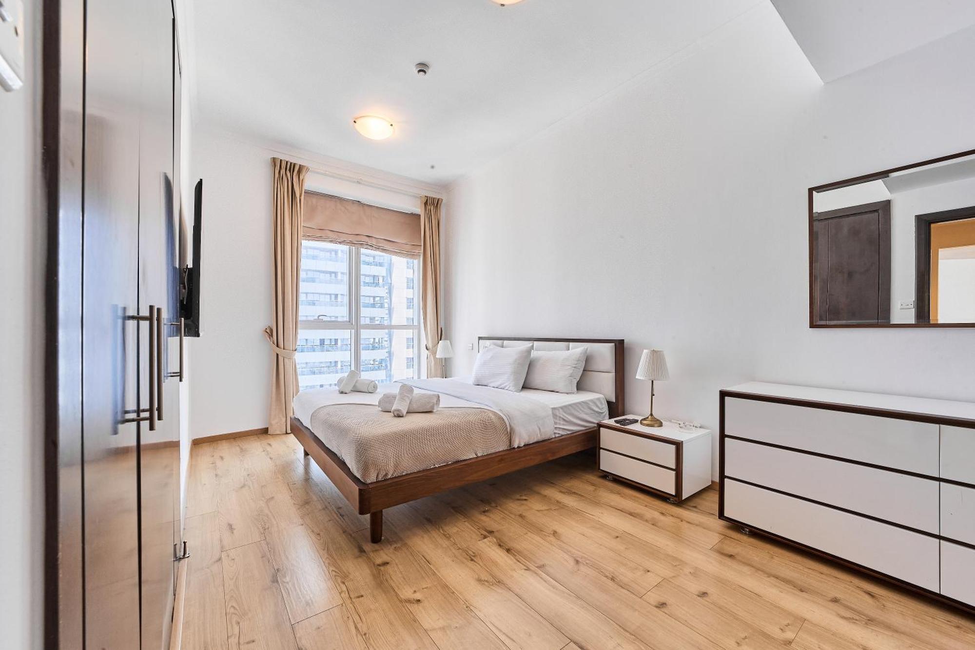 Spacious 2br In Vibrant Marina *