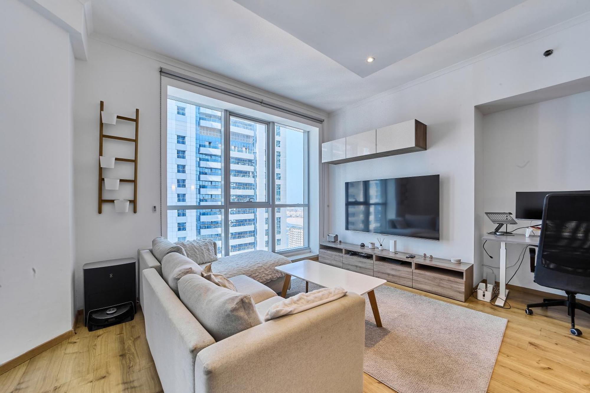 Spacious 2br In Vibrant Marina
