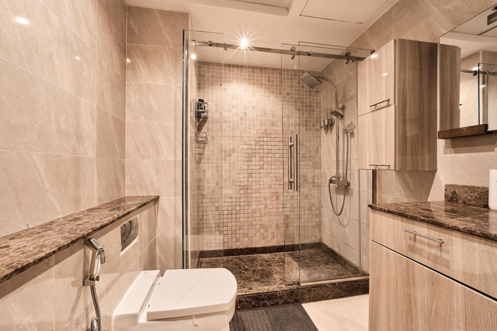 Spacious 2br In Vibrant Marina Apartment
