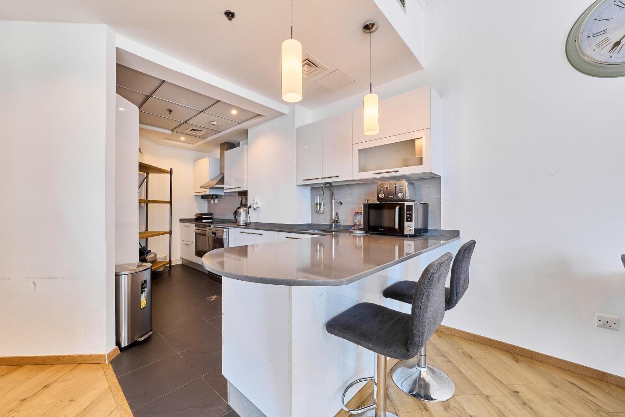Spacious 2br In Vibrant Marina *